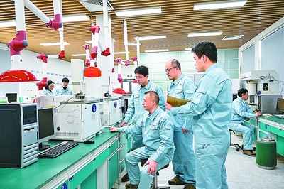 矢志創新攀高峰——揚子石化聚烯烴新材料研發團隊 以甘奉獻、不勝不休的誓言勇擔技術攻關使命
